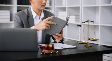 Adalet ve hukuk kavramı. Tahta masadaki bir mahkeme salonunda erkek yargıç ve modern ofiste çalışan avukat veya erkek avukat..