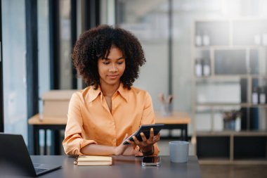 Asyalı kadın migren ağrısı çekiyor. Dizüstü bilgisayar ve tablet üzerinde çalışırken çok çalışan iş kadını finansör. 