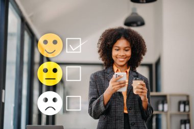 Müşteri hizmetleri değerlendirme konsepti. Kadın: Elden sanal ekranda gülümseme ifadelerini göster. Akıllı telefon, tablet ve laptoya bakıyor