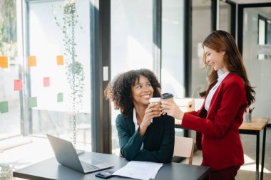 Modern ofiste elinde kahve fincanı tutan iki iş adamı başarılı, kutlama, yeni proje, takım ofisi konsepti