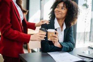 Modern ofiste elinde kahve fincanı tutan iki iş adamı başarılı, kutlama, yeni proje, takım ofisi konsepti