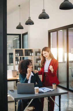 Sıkı çalışanlar konferans odasında yeni bir başlangıç projesini kazandılar.
