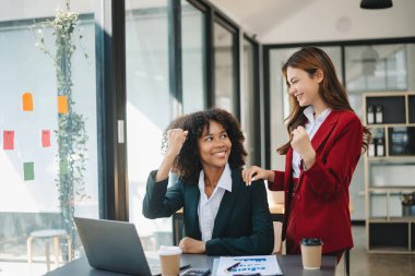 Sıkı çalışanlar konferans odasında yeni bir başlangıç projesini kazandılar.