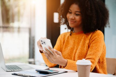 Günümüz ofis vergisi, raporu, muhasebe, istatistik ve analitik araştırma konseptinde başarılı iş kadını Tablet ve dizüstü bilgisayarın mali analizi