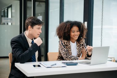 Ofiste birlikte çalışan başarılı iş adamlarının portresi. Çift çalışması başlangıç konsepti