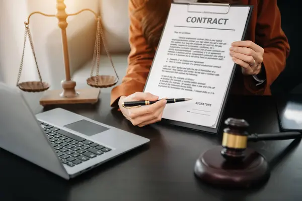 Adalet, iş ve avukatlık veya danışmanlık terazisi olan Yargıç Gavin, hukuk bürosundaki dizüstü bilgisayar ve tabletle sözleşme belgelerini tartışıyor ve görüşüyordu.