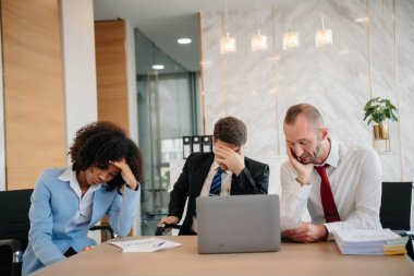 Ofis toplantısında sorunların çözümünü düşünen ekip, kötü haberlerle sarsılmış çeşitli iş adamları, şirket iflası üzerine panikleyen meslektaşlar.