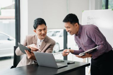 İş adamı takım lideri toplantı ve ofis mali ile tablet ve dizüstü bilgisayar kullanarak