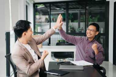 İş adamı takım lideri toplantı ve ofis mali ile tablet ve dizüstü bilgisayar kullanarak