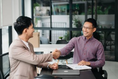 İş adamı takım lideri toplantı ve ofis mali ile tablet ve dizüstü bilgisayar kullanarak