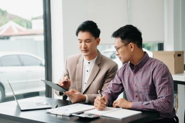 İş adamı takım lideri toplantı ve ofis mali ile tablet ve dizüstü bilgisayar kullanarak