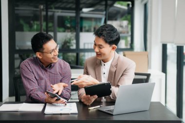 İş adamı takım lideri toplantı ve ofis mali ile tablet ve dizüstü bilgisayar kullanarak