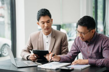 İş adamı takım lideri toplantı ve ofis mali ile tablet ve dizüstü bilgisayar kullanarak