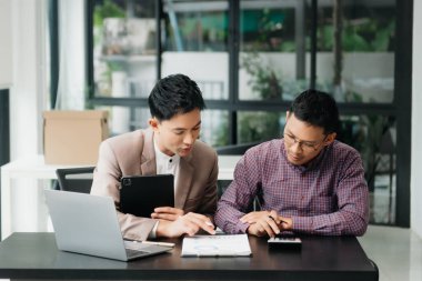 İş adamı takım lideri toplantı ve ofis mali ile tablet ve dizüstü bilgisayar kullanarak