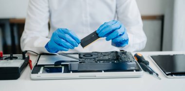 Elektronik teknisyen, elektronik mühendisliği, elektronik onarım, ölçüm ve test, onarım ve bakım kavramları. Kontrol ve yükseltme için voltaj ölçer kullanır 