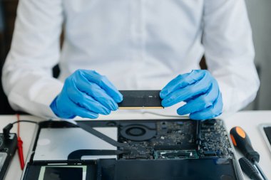 Elektronik teknisyen, elektronik mühendisliği, elektronik onarım, ölçüm ve test, onarım ve bakım kavramları. Kontrol ve yükseltme için voltaj ölçer kullanır 