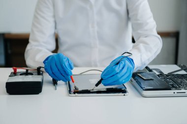 Elektronik teknisyen, elektronik mühendisliği, elektronik onarım, ölçüm ve test, onarım ve bakım kavramları. Kontrol ve yükseltme için voltaj ölçer kullanır 