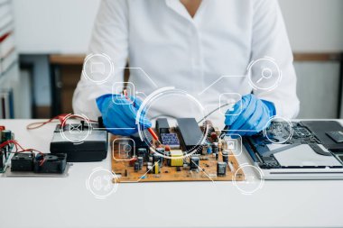 Elektronik teknisyen, elektronik mühendisliği, elektronik onarım, ölçüm ve test, onarım ve bakım kavramları. Kontrol ve yükseltme için voltaj ölçer kullanır 