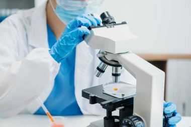 Modern tıbbi araştırma laboratuvarı. Kadın bilim adamı mikro pipetlerle çalışıyor biyokimyasal örnekleri analiz ediyor, tıp için ileri bilim kimya laboratuvarı.