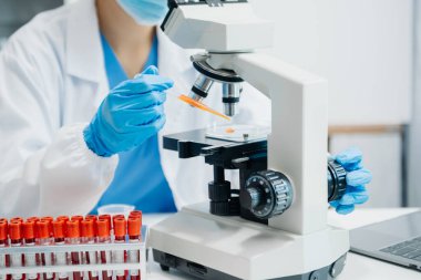 Modern tıbbi araştırma laboratuvarı. Kadın bilim adamı mikro pipetlerle çalışıyor biyokimyasal örnekleri analiz ediyor, tıp için ileri bilim kimya laboratuvarı.