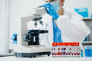 Modern tıbbi araştırma laboratuvarı. Kadın bilim adamı mikro pipetlerle çalışıyor biyokimyasal örnekleri analiz ediyor, tıp için ileri bilim kimya laboratuvarı.