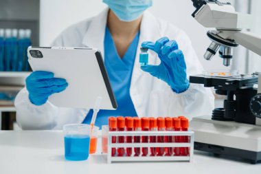 Coronavirus COVID 19 tıbbi test aşısı araştırma ve geliştirme konsepti. Laboratuar araştırmacısı Coronavirus antikorunun bilimsel örneğini analiz ediyor.