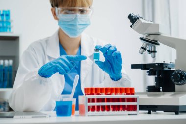 Coronavirus COVID 19 tıbbi test aşısı araştırma ve geliştirme konsepti. Laboratuar araştırmacısı Coronavirus antikorunun bilimsel örneğini analiz ediyor.