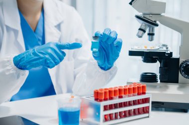 Coronavirus COVID 19 tıbbi test aşısı araştırma ve geliştirme konsepti. Laboratuar araştırmacısı Coronavirus antikorunun bilimsel örneğini analiz ediyor.