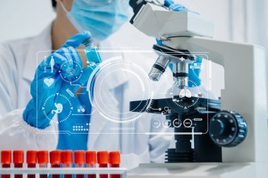 DNA molekül testi konseptleri. Maskeli doktor kimya laboratuvarındaki DNA moleküllerini sanal ikon ekran ile inceliyor.