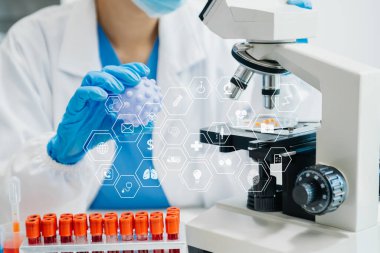 DNA molekül testi konseptleri. Maskeli doktor kimya laboratuvarındaki DNA moleküllerini sanal ikon ekran ile inceliyor.