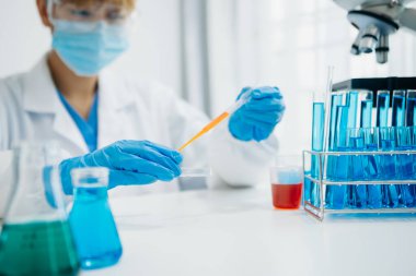 Coronavirus COVID 19 tıbbi test aşısı araştırma ve geliştirme konsepti. Laboratuar araştırmacısı Coronavirus antikorunun bilimsel örneğini analiz ediyor.