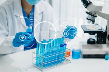 DNA molekül testi konseptleri. Maskeli doktor kimya laboratuvarındaki DNA moleküllerini sanal ikon ekran ile inceliyor.