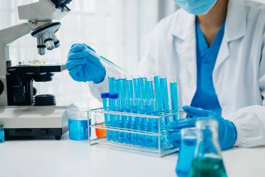 Coronavirus COVID 19 tıbbi test aşısı araştırma ve geliştirme konsepti. Laboratuar araştırmacısı Coronavirus antikorunun bilimsel örneğini analiz ediyor.