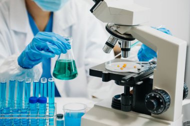 Modern tıbbi araştırma laboratuvarı. Kadın bilim adamı mikro pipetlerle çalışıyor biyokimyasal örnekleri analiz ediyor, tıp için ileri bilim kimya laboratuvarı.