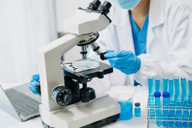 Modern tıbbi araştırma laboratuvarı. Kadın bilim adamı mikro pipetlerle çalışıyor biyokimyasal örnekleri analiz ediyor, tıp için ileri bilim kimya laboratuvarı.