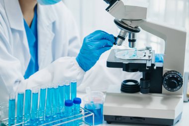Modern tıbbi araştırma laboratuvarı. Kadın bilim adamı mikro pipetlerle çalışıyor biyokimyasal örnekleri analiz ediyor, tıp için ileri bilim kimya laboratuvarı.