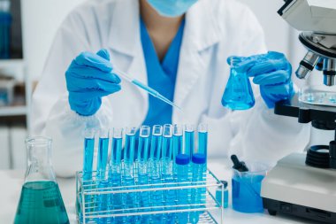 Modern tıbbi araştırma laboratuvarı. Kadın bilim adamı mikro pipetlerle çalışıyor biyokimyasal örnekleri analiz ediyor, tıp için ileri bilim kimya laboratuvarı.