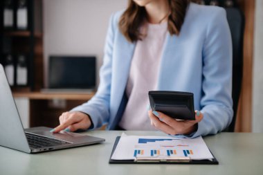El işi finans ve masa başında akıllı telefon ve tabletin ofis konsepti olarak kullanılması hakkında hesaplamalar yapmak