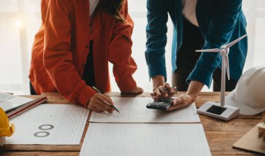 Birlikte çalışan mühendis ekipleri, modern kentteki inşaat sahasına işçi kaskı takıyorlar.