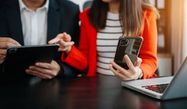 Takım işi toplantısı sunumu. Modern ofisteki el işi projesi. Laptop, tablet ve akıllı telefon. 