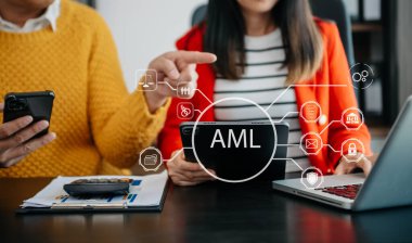 AML Para Aklamayla Mücadele Bankası İş Konsepti. Bilgisayar ve tablet kullanarak sanal ekranda para aklama simgesiyle mahkeme salonunda yargıçlık yapmak.