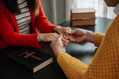 Hıristiyanlar dua etmek ve Tanrı 'nın, kutsal İncil' in, kutsamasını istemek için el ele tutuşurlar. Tanrı 'nın sözlerini gün ışığında inceleyin.