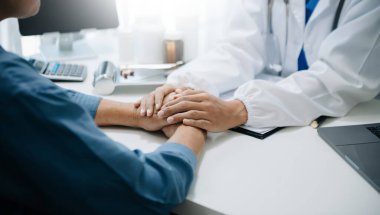 Doktor hastaları tutar. El Sağlığı ve Tıbbi Konsept. 