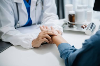 Doktor hastaları tutar. El Sağlığı ve Tıbbi Konsept. 