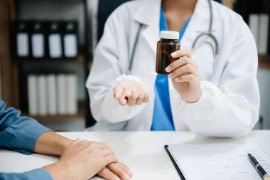 Doktorlar hastalara ilaç kullanımını açıklar. Sağlık ve tıbbi konsept. Klinikte