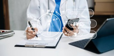 Dijital tablet ve akıllı telefon kullanan tıp doktoru arayüz üzerinde sanal elektronik tıbbi kayıtları teşhis etti. Sanal ekran tıbbi teknolojisi üzerinde dijital sağlık ve ağ