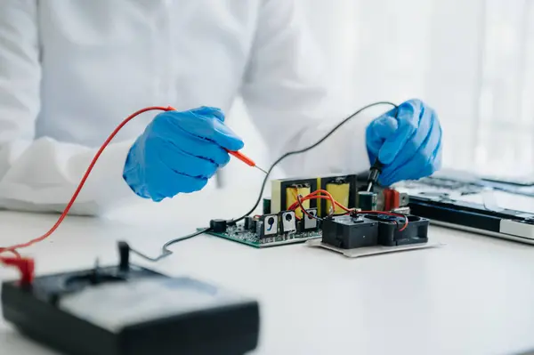 Elektronik teknisyen, elektronik mühendisliği, elektronik onarım, ölçüm ve test, onarım ve bakım kavramları. Kontrol ve yükseltme için voltaj ölçer kullanır 