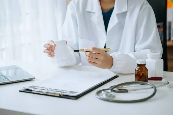 Doktorlar hastalara ilaç kullanımını açıklar. Sağlık ve tıbbi konsept. Hastahanede