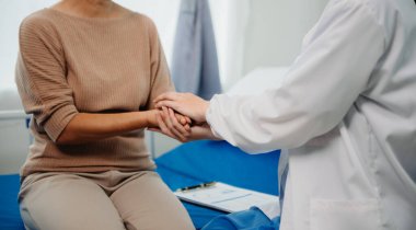  Yaşlı erkeklerin ellerine dokunan kadın elleri hastanede ya da clini 'de yaşlılara yardım eden eller.