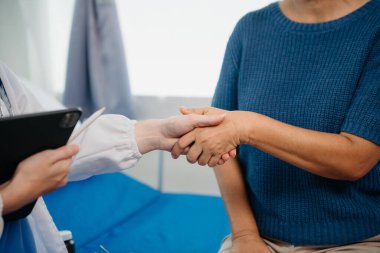  Yaşlı erkeklerin ellerine dokunan kadın elleri hastanede ya da clini 'de yaşlılara yardım eden eller.